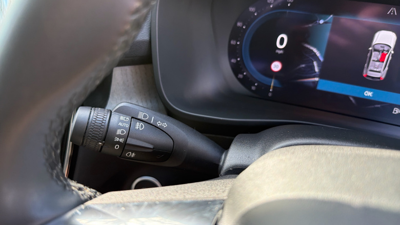 Volvo XC40 2.0 B4P Ultimate Dark 5dr Auto Petrol Estate